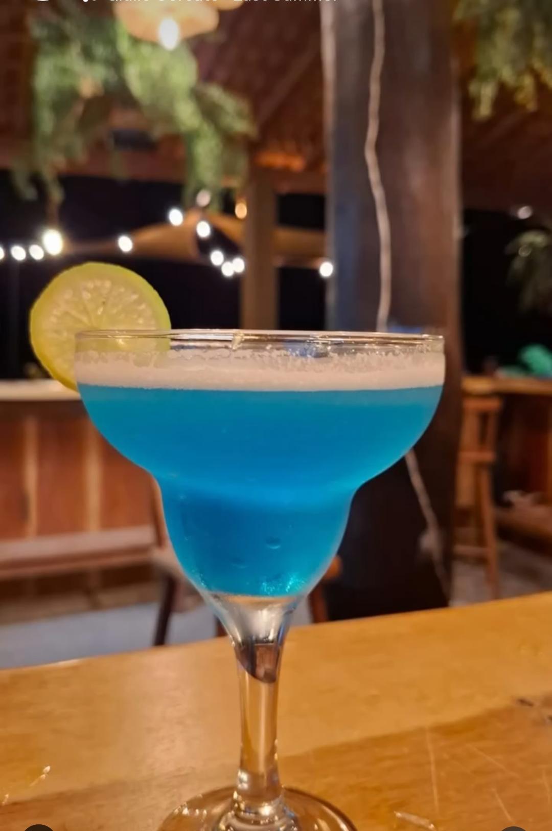 Drink azul com rodela de limão
