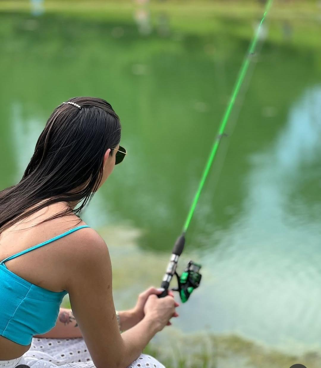 Pesca esportiva à beira do lago