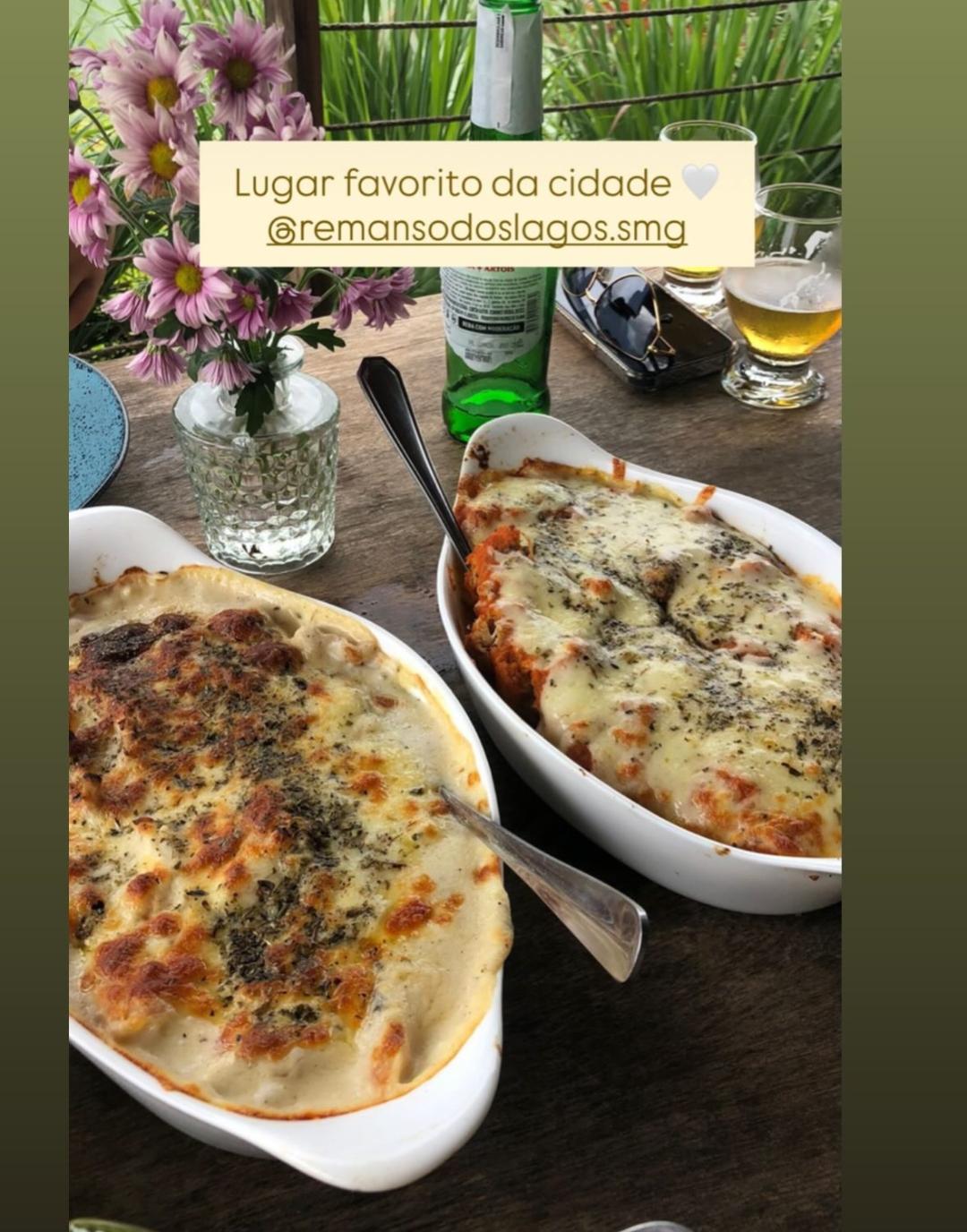 Lasanha e parmegiana servidas à mesa