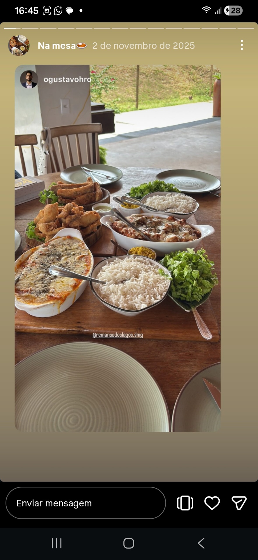 Mesa farta com porções variadas